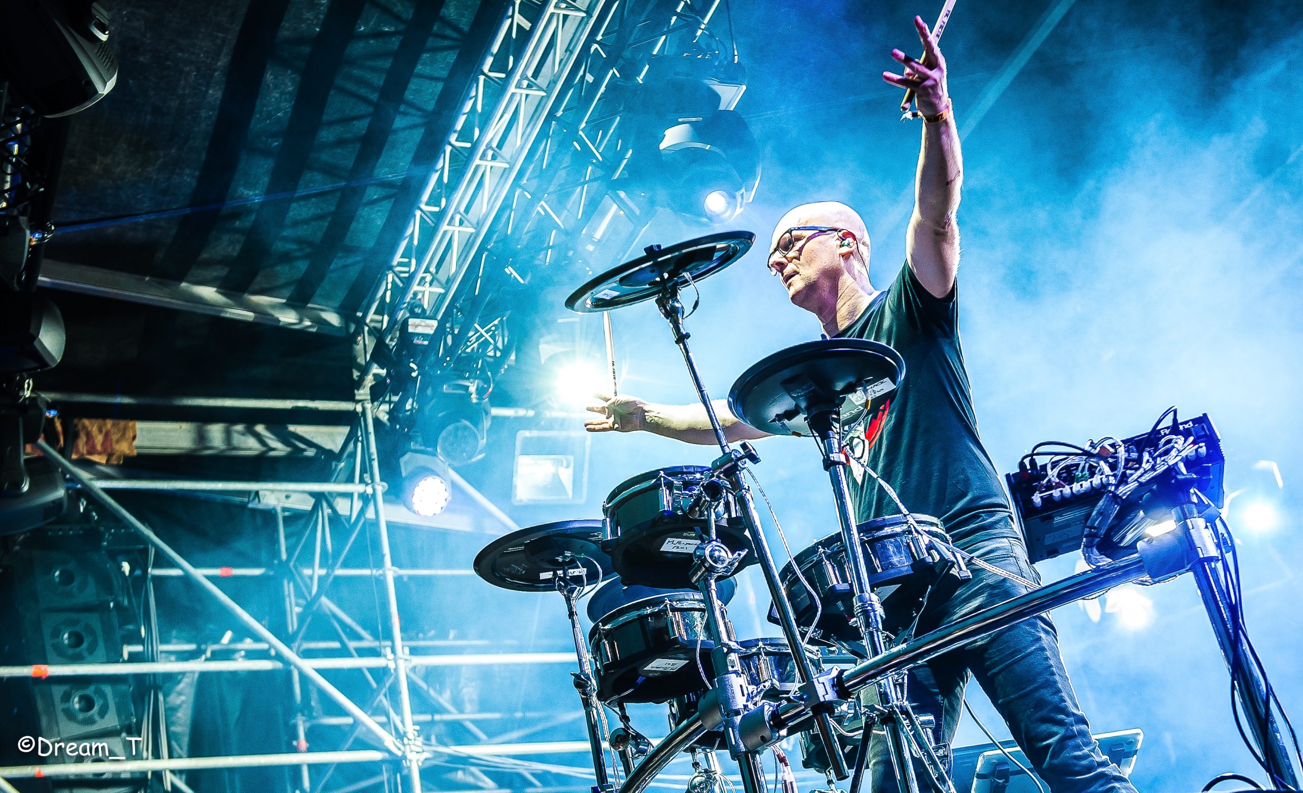 Close-up van comfortabel gebruik van oordoppen op maat